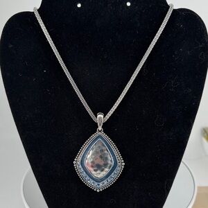 Elegant Silver and Blue Pendant Necklace P43